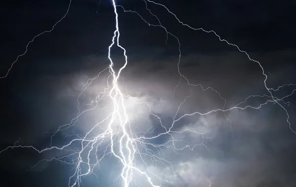 Thunder, lightnings and rain during summer storm — Stock Photo, Image