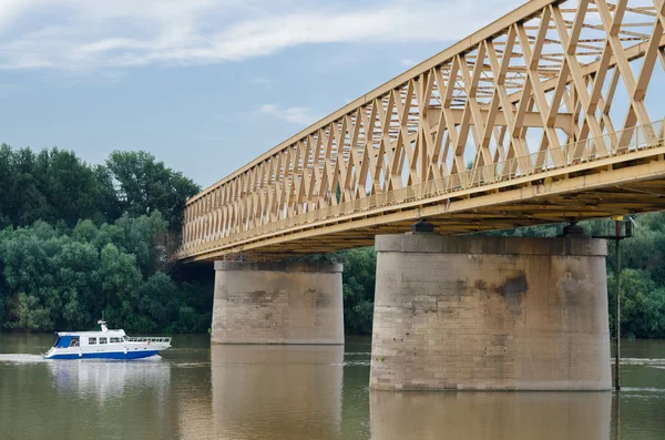 Pequeño yate que viaja por el río y debajo del puente en verano — Foto de Stock
