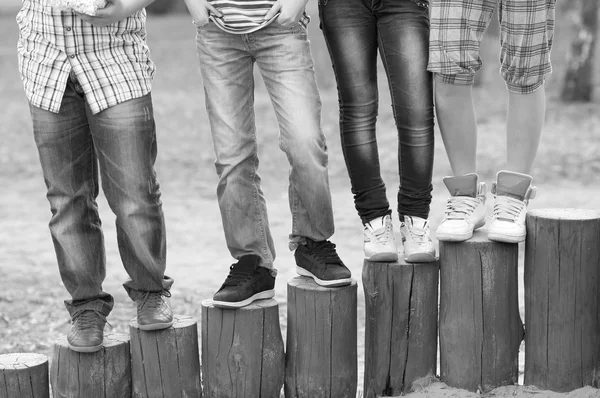 Pernas e pés de meninos e meninas adolescentes ao ar livre — Fotografia de Stock