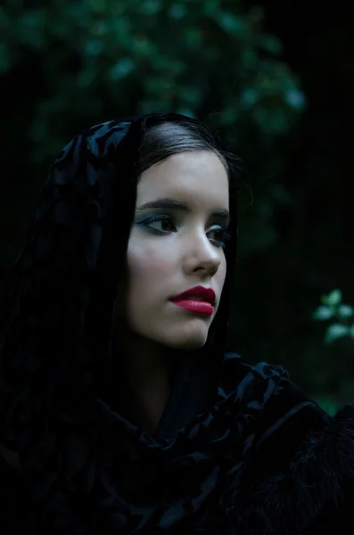 Retrato de hermosa chica triste con pañuelo en la cabeza en la naturaleza de primavera —  Fotos de Stock