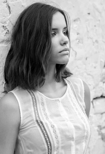 Retrato de hermosa chica triste en vestido blanco en blanco y negro —  Fotos de Stock