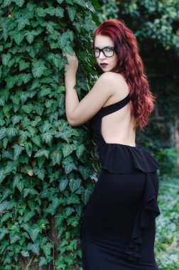 Siyah elbiseli güzel yaz günü doğada poz güzel moda kız