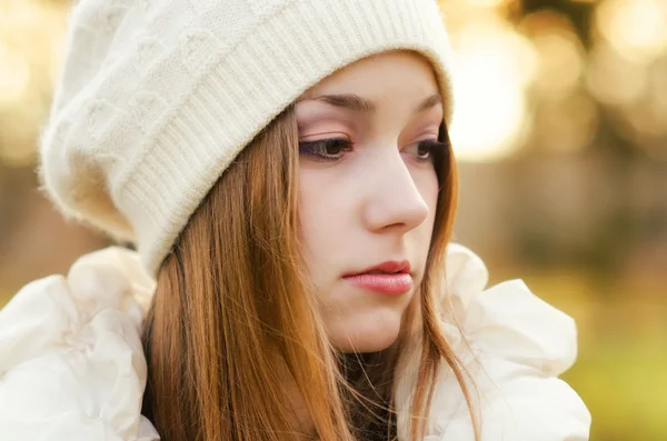 Portrait of the girl outdoor in autumn — Stock Photo, Image