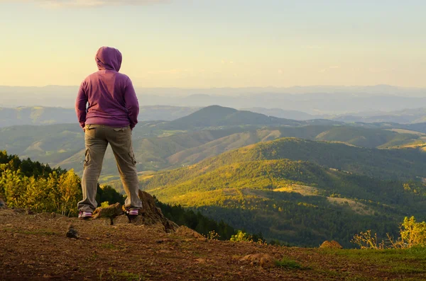 Scalatrice che si gode la vista dalla cima della montagna — Foto Stock