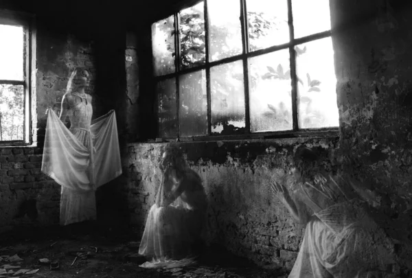 Fantasma de la joven en edificio abandonado —  Fotos de Stock