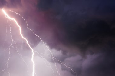 getirerek thunder, Lightning'ler ve fırtına ağır bulutlar
