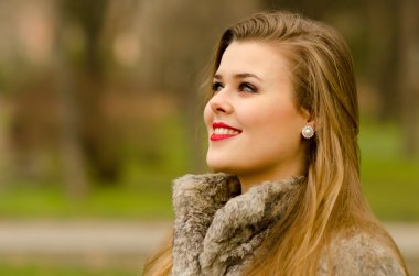 Güzel göz alıcı Bayan kasvetli sonbahar gününde açık eğleniyor