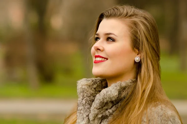 Hermosa dama glamorosa divirtiéndose al aire libre en sombrío día de otoño —  Fotos de Stock