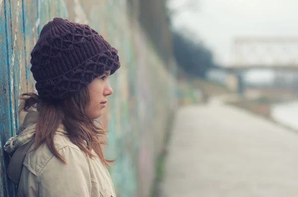 Retrato de una adolescente solitaria en el día de invierno malhumorado — Foto de Stock