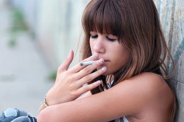 Tonårsflicka rökning cigarett — Stockfoto