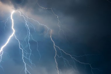 getirerek thunder, Lightning'ler ve fırtına ağır bulutlar
