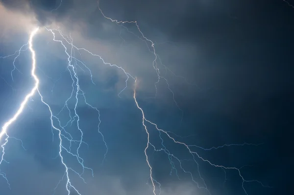 Nubes pesadas trayendo truenos, relámpagos y tormentas —  Fotos de Stock