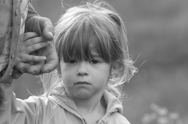 Fetiță ținându-se de mână de bunicul ei în natură — Fotografie, imagine de stoc