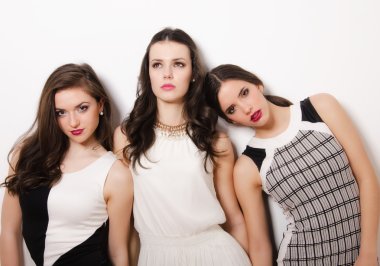 Üç zarif güzel kız poz