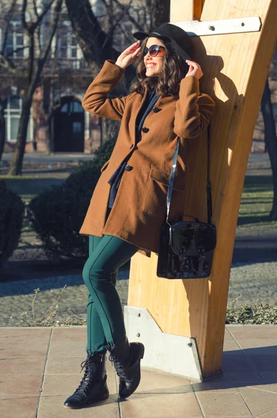 Belle dame élégante profitant d'une journée de printemps ensoleillée dans le parc — Photo