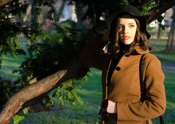 Beautiful fashionable girl walking in the park on sunny spring d — Stock Photo, Image