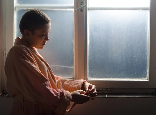 Paciente joven con cáncer de pie frente a la ventana del hospital — Foto de Stock