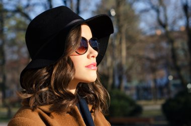 Beautful moda kız güneşli sprin açık portresi