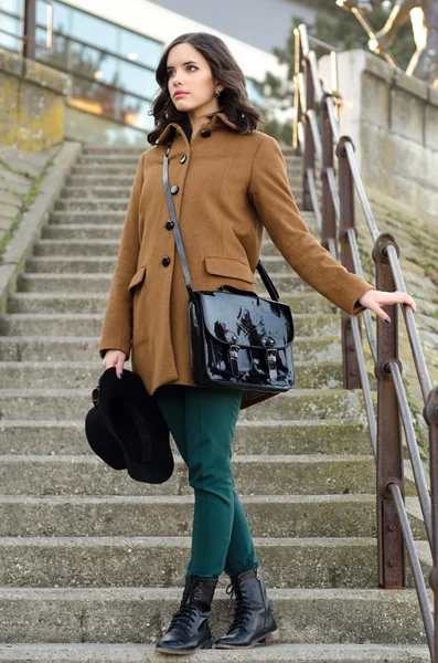 Belle fille à la mode debout sur les escaliers sur sprin ensoleillé — Photo