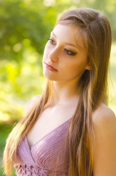 Retrato de hermosa chica caminando en la naturaleza en el soleado día de primavera —  Fotos de Stock