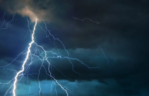 Fork relâmpago derrubando durante a tempestade de verão — Fotografia de Stock