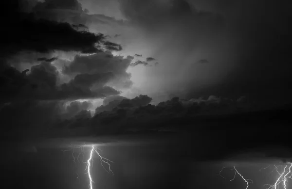 Donder, bliksemschichten en regen tijdens zomer storm — Stockfoto