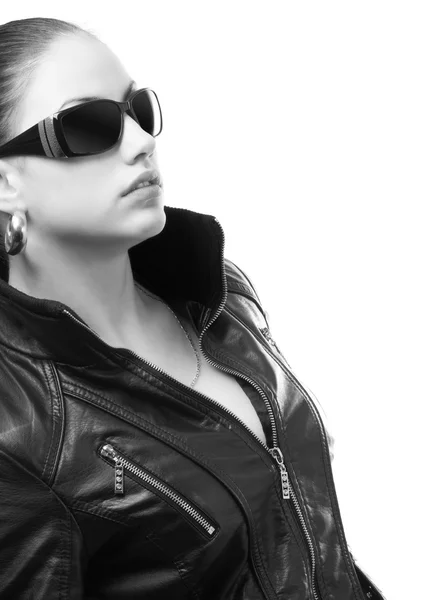 Hermosa chica en chaqueta de cuero negro y gafas de sol aisladas o —  Fotos de Stock