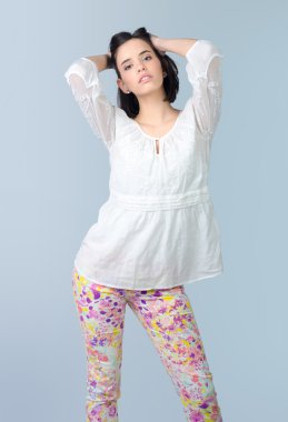 Gri arka plan üzerinde izole Studio poz güzel kız