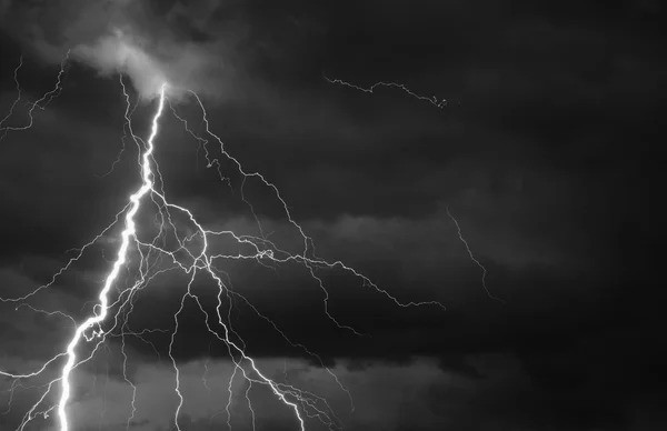 Fulmine a forcella che colpisce durante la tempesta estiva — Foto Stock