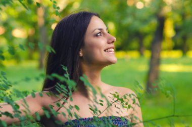 Güzel kız eğleniyor doğada güneşli bahar gününde