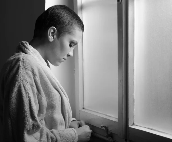 Młody raka pacjentów stojących przed Szpital okno — Zdjęcie stockowe