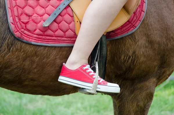Detalle de la adolescente sentada en el caballo el día de la primavera — Foto de Stock