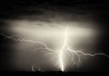 getirerek thunder, Lightning'ler ve fırtına ağır bulutlar