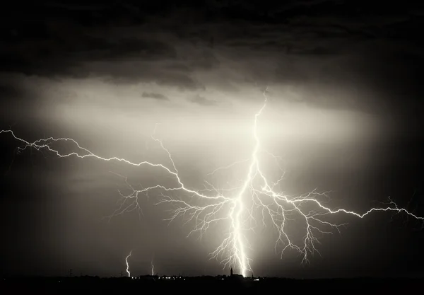 Nubes pesadas trayendo truenos, relámpagos y tormentas —  Fotos de Stock