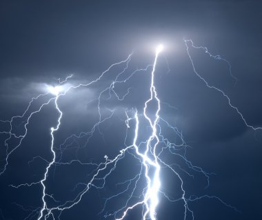 Büyük Lightning'ler ve gök gürültüsü ağır yaz fırtınası sırasında