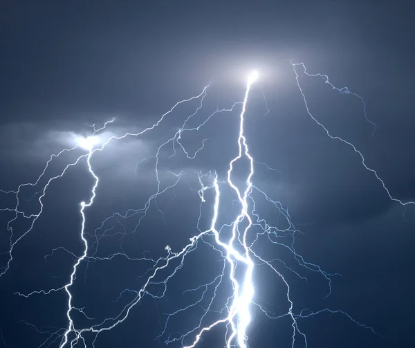 Heftige Blitze und Donner bei schwerem Sommersturm — Stockfoto