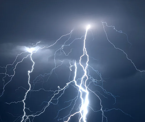 Grandes relámpagos y truenos durante la fuerte tormenta de verano —  Fotos de Stock