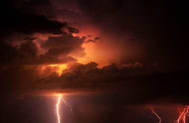 Gök gürültüsü, Lightning'ler ve yağmur