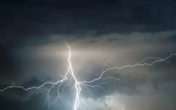 Heavy storm bringing thunder, lightnings and rain in summer — Stock Photo, Image