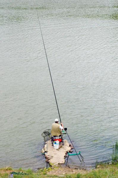 Balıkçı yaz aylarında nehir üzerinde balıkçılık — Stok fotoğraf