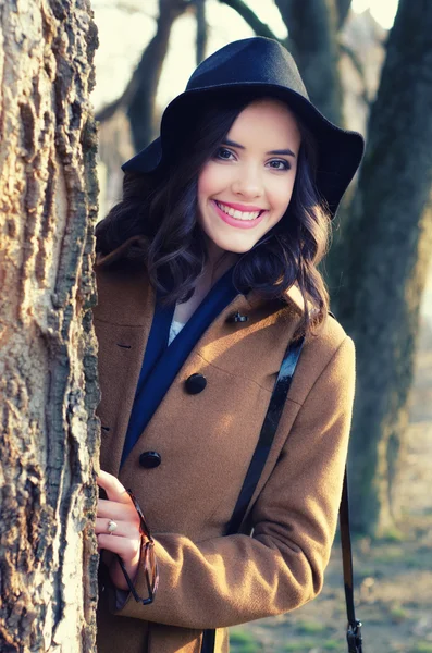 Portrait of beautiful smiling fashionable girl outdoor on sunny autumn day — Stock Photo, Image