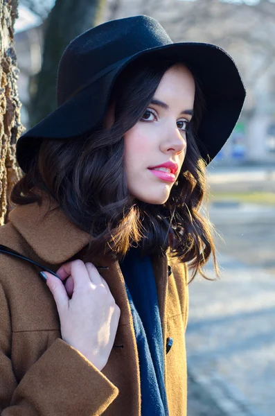 Portrait of beautiful smiling fashionable girl outdoor on sunny autumn day — Stock Photo, Image