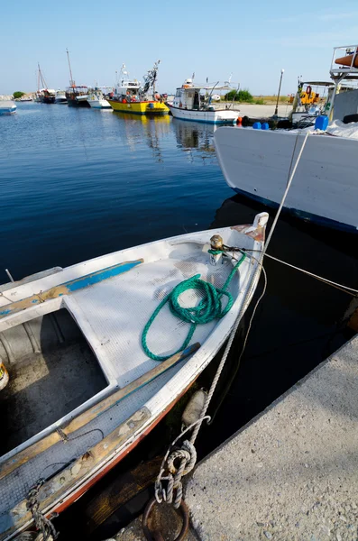 Visser boten permanent in de haven op zonnige zomerdag — Stockfoto