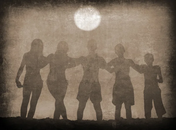 Grunge silhouettes vintage d'adolescents au coucher du soleil d'été — Photo