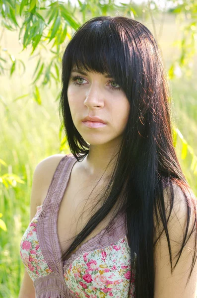 Retrato de la hermosa chica en la naturaleza en el cálido día de verano —  Fotos de Stock