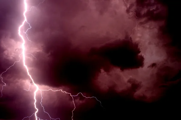 Tormenta fuerte que trae truenos, relámpagos y lluvia en verano —  Fotos de Stock