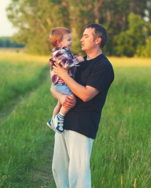 Baba ve oğul eğleniyor doğada güneşli bahar gününde