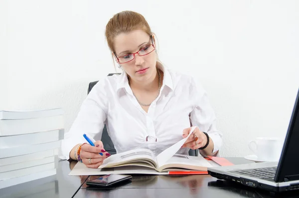 Cute chubby girl studying for exams — Stock Photo, Image