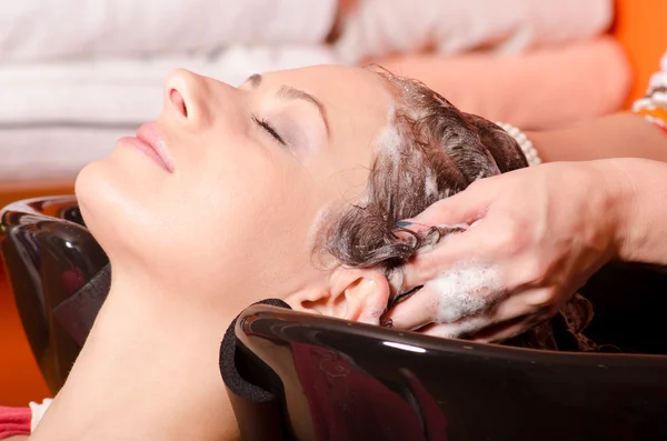 Girl washing hair in hairdressing salon — Stock Photo, Image