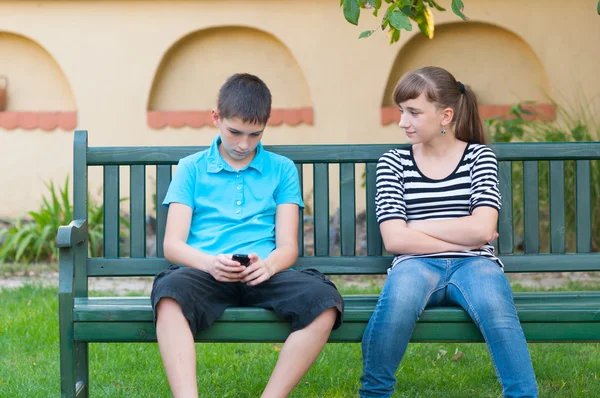 Tienermeisje kijken onverschillig tiener met liefde — Stockfoto